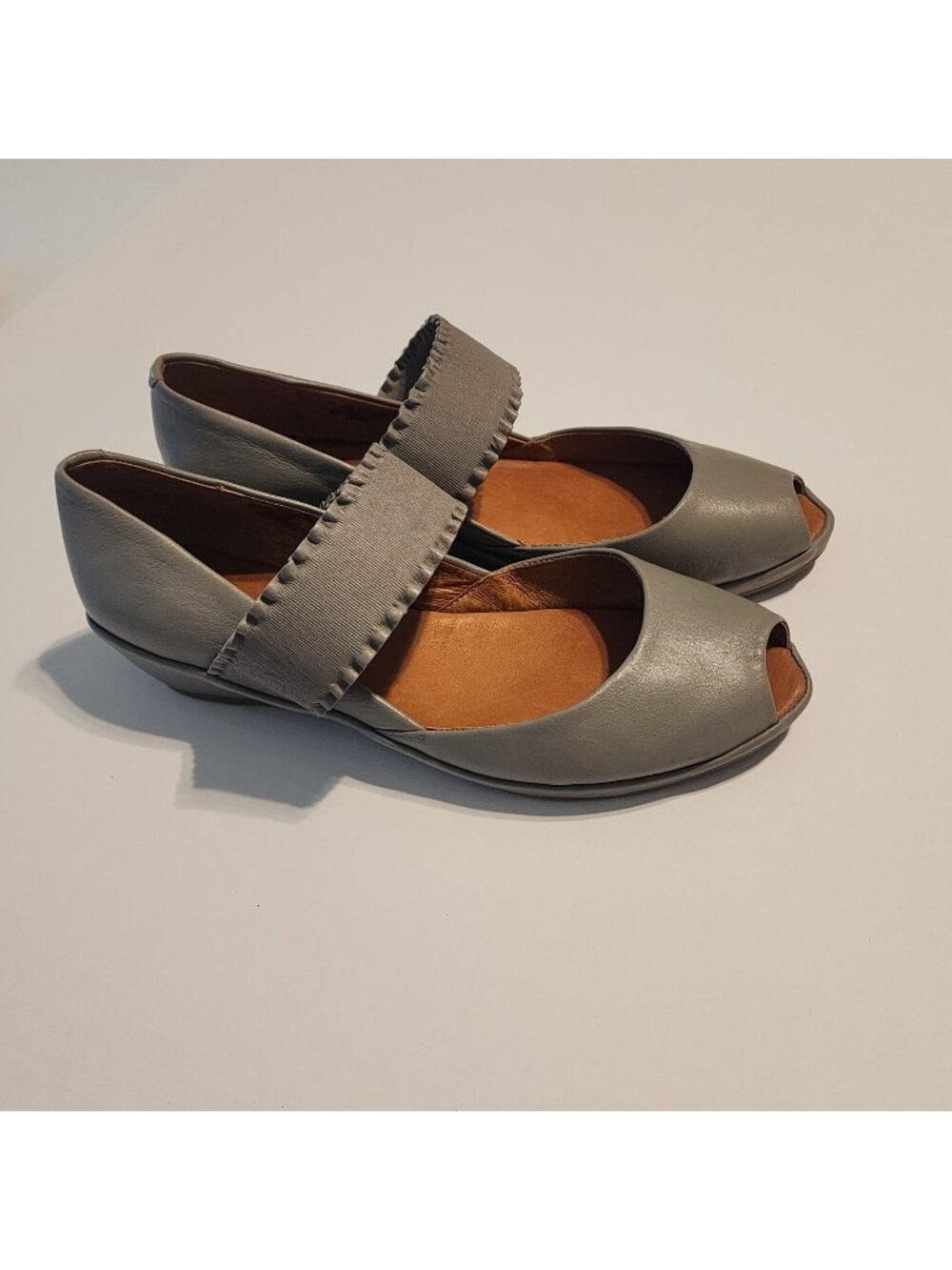 Gentle Souls by Kenneth Cole Liberty leather shoes sz 10 M Peep toe Wedges